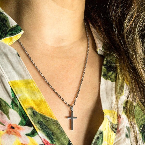 Halskette Edelstahl 316L personalisiert mit einem hochglanzpolierten Kreuz
