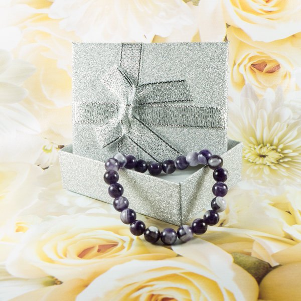 Amethyst-Armband, ein Stein des Mutes in atemberaubender lila-weißer Eleganz
